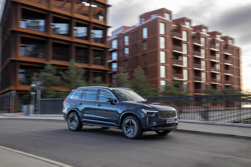 2025 Volvo XC90 B5 przód bok