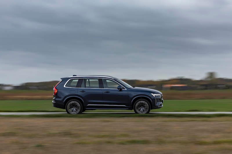 2025 Volvo XC90 B5 bok