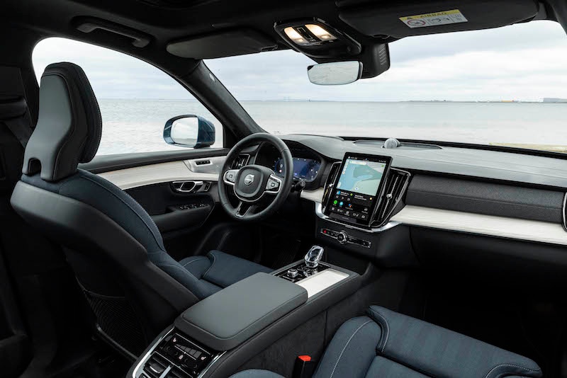 2025 Volvo XC90 B5 wnętrze