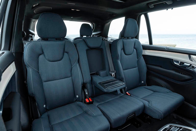 2025 Volvo XC90 B5 podłokietnik