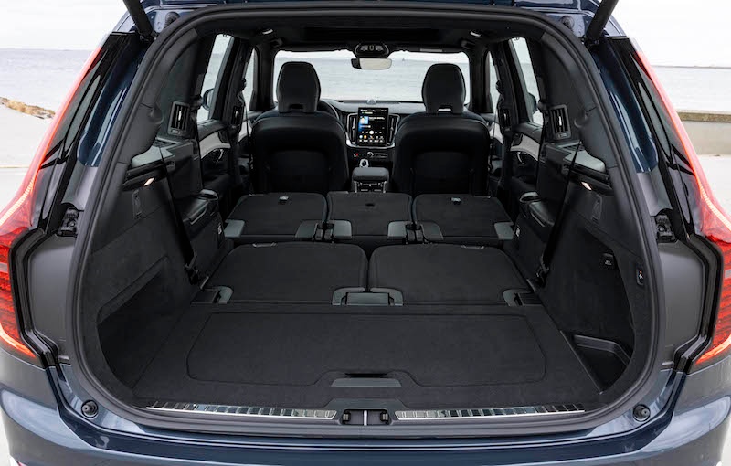 2025 Volvo XC90 B5 bagażnik