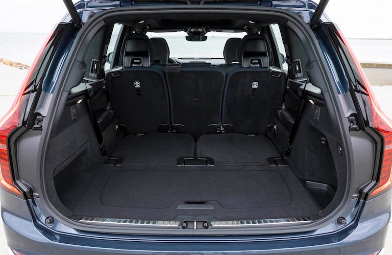2025 Volvo XC90 B5 bagażnik