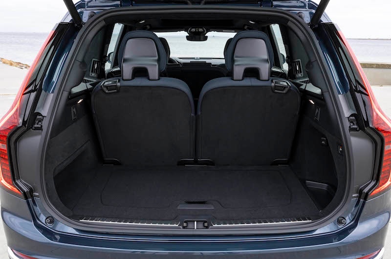 2025 Volvo XC90 B5 bagażnik