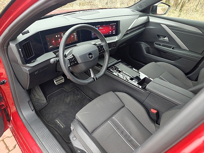 2024 Opel Astra 1.2 Turbo - deska rozdzielcza