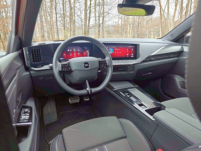 2024 Opel Astra 1.2 Turbo - deska rozdzielcza