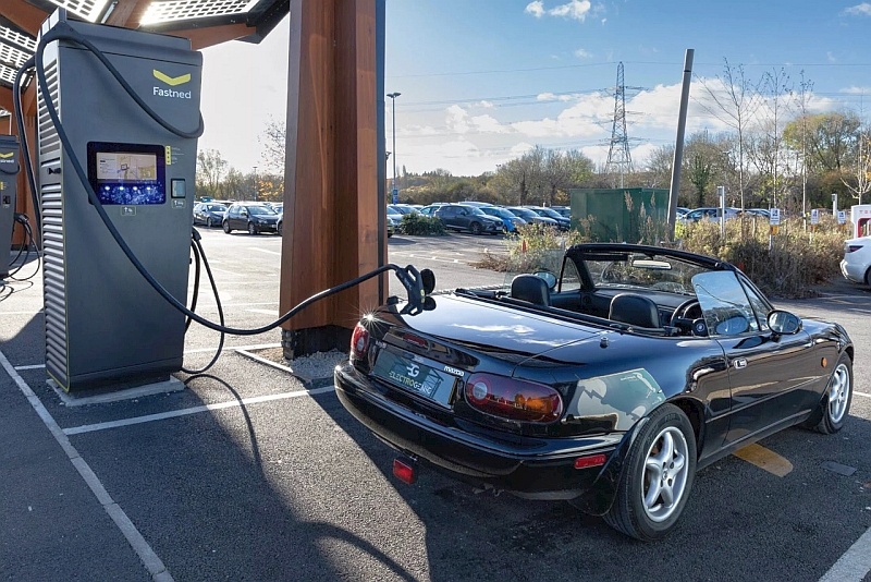 Elektryczna Mazda MX-5 NA - ładowanie