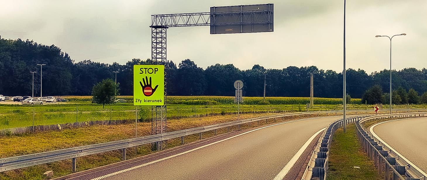 znak stop zły kierunek