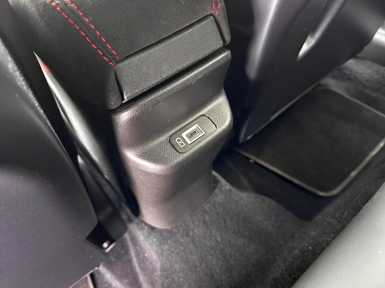 2025 Alfa Romeo Junior Elettrica - USB C