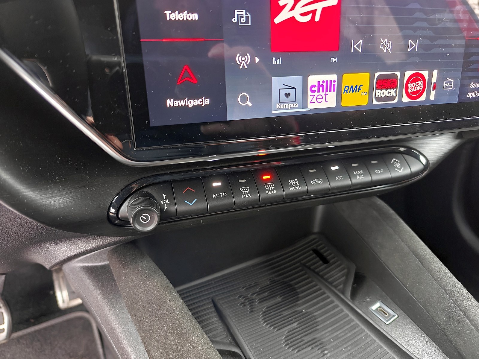 2025 Alfa Romeo Junior Elettrica - przyciski