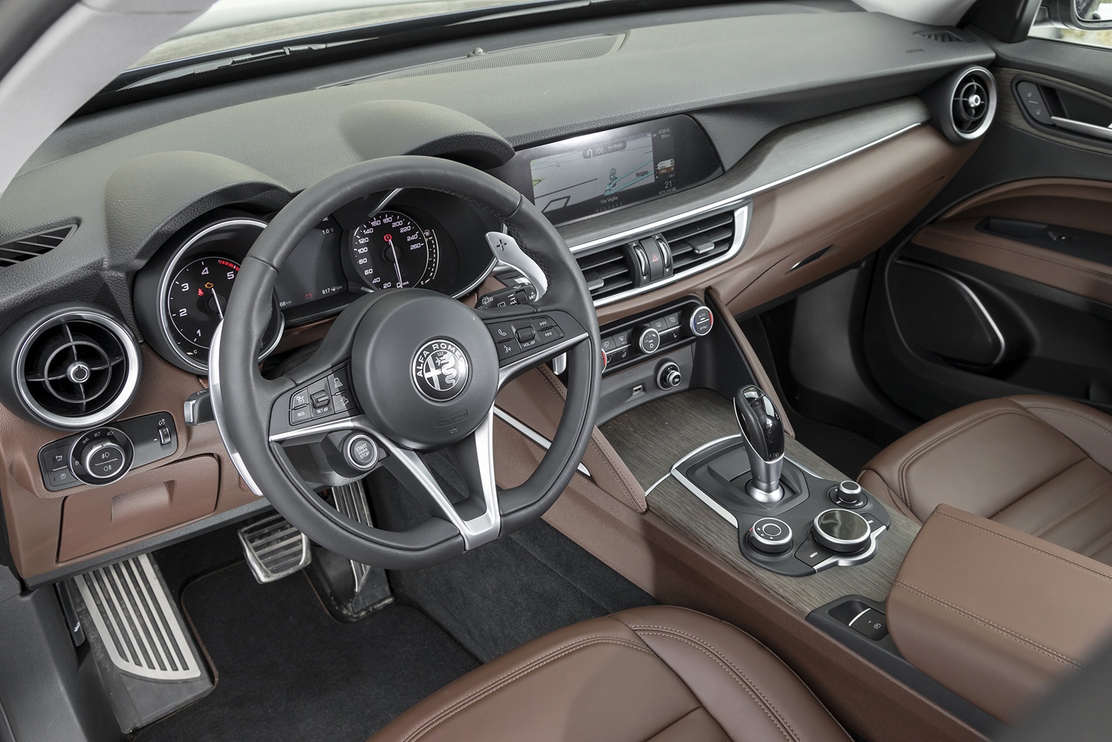 Alfa Romeo Stelvio deska rozdzielcza