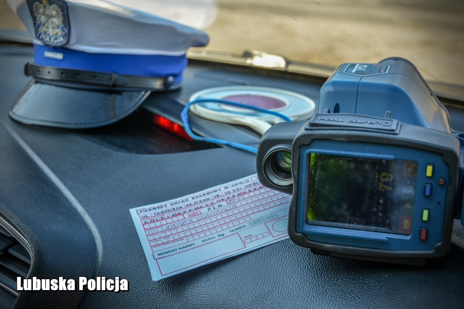 kontrola drogowa miernik mandat policjant