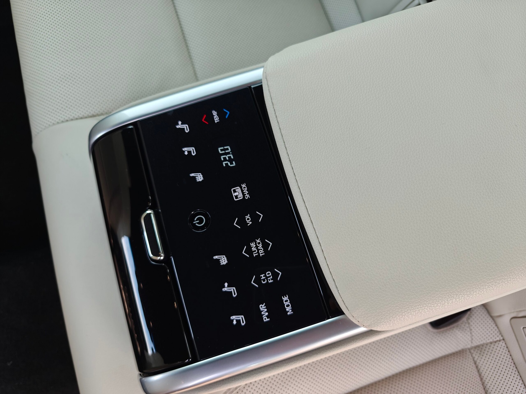 2025 Toyota Camry Hybrid - podłokietnik