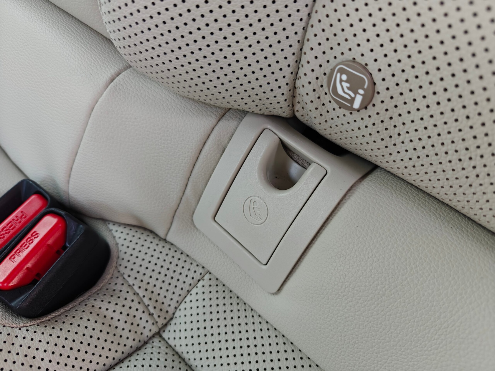 2025 Toyota Camry Hybrid - isofix