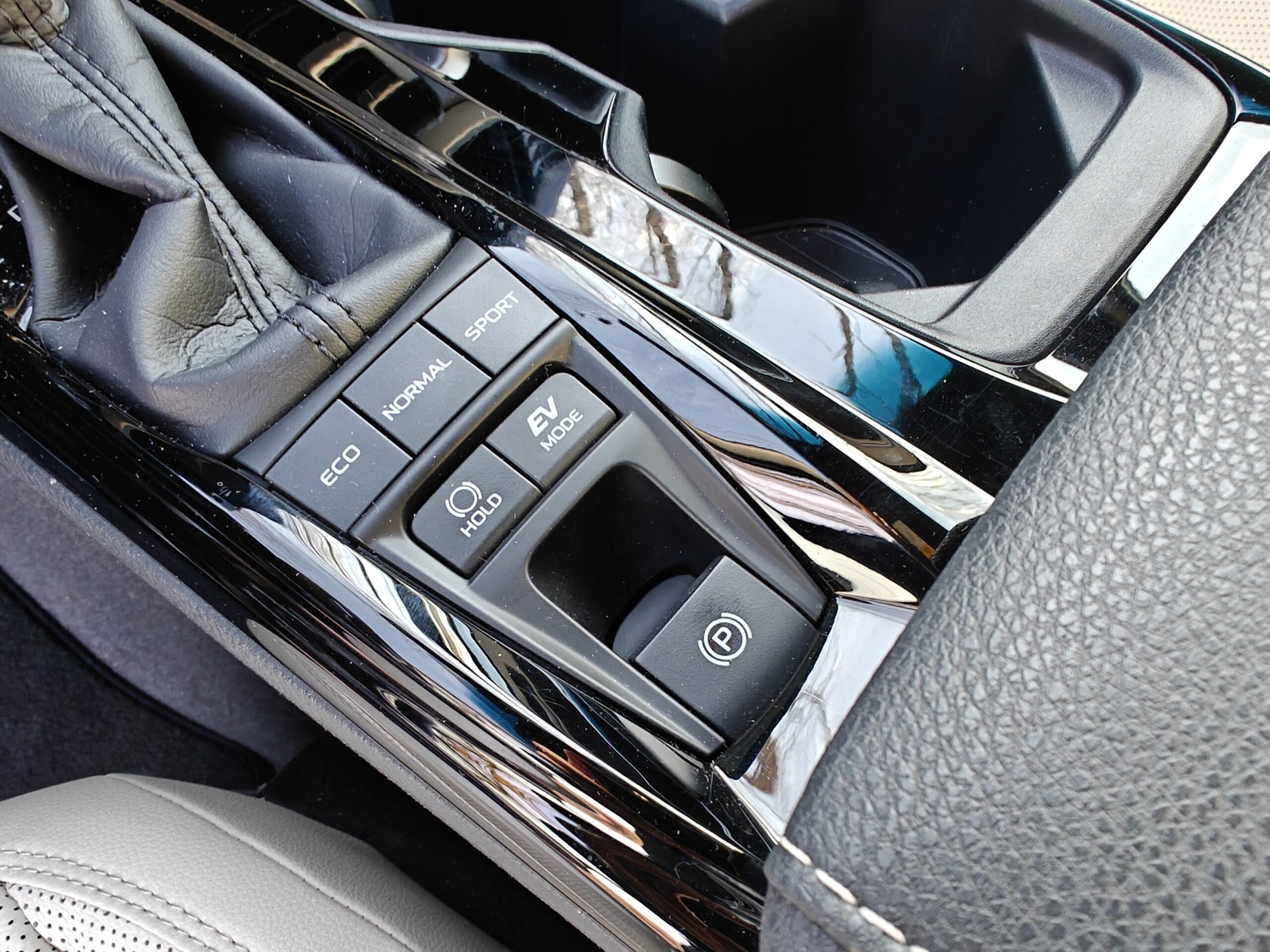 2025 Toyota Camry Hybrid - konsola