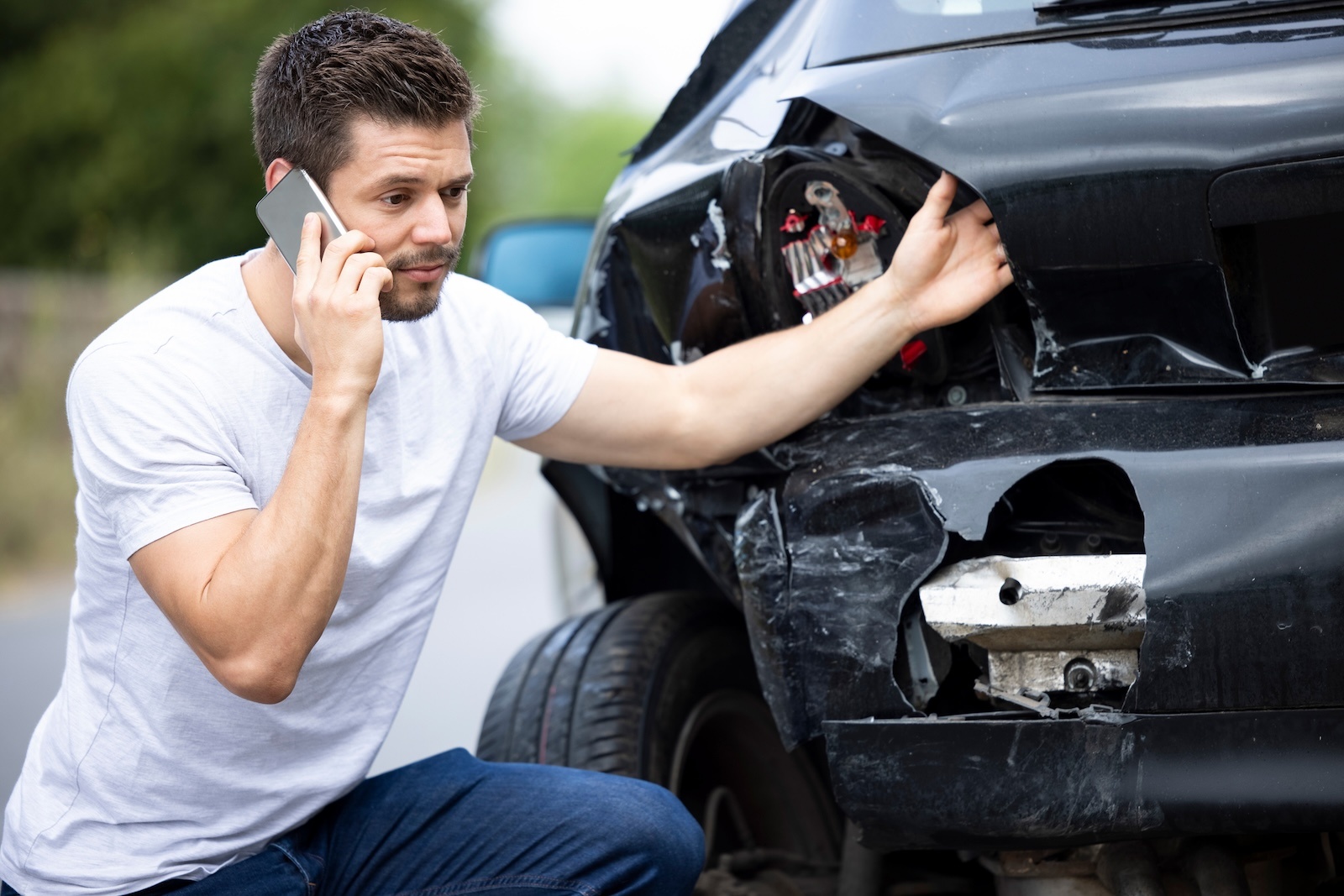 szkoda auto telefon mężczyzna