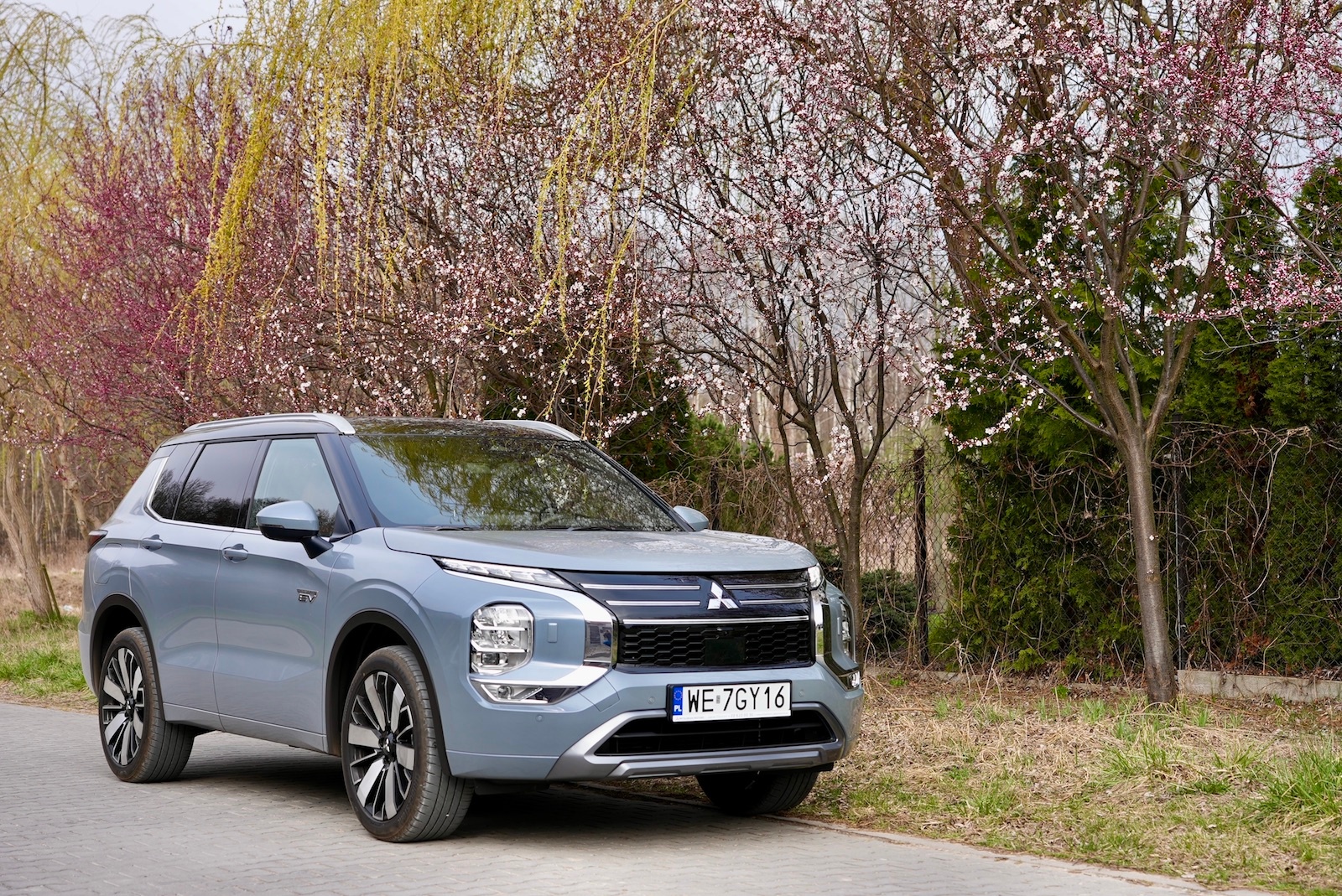 Mitsubishi Outlander PHEV 2025 przód bok