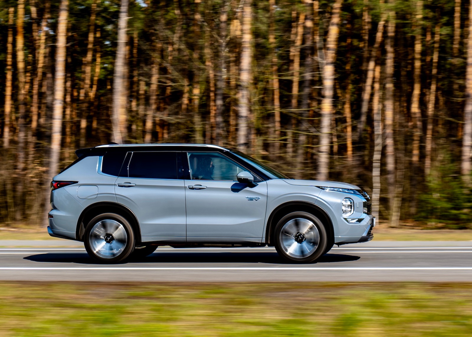 Mitsubishi Outlander PHEV 2025 bok