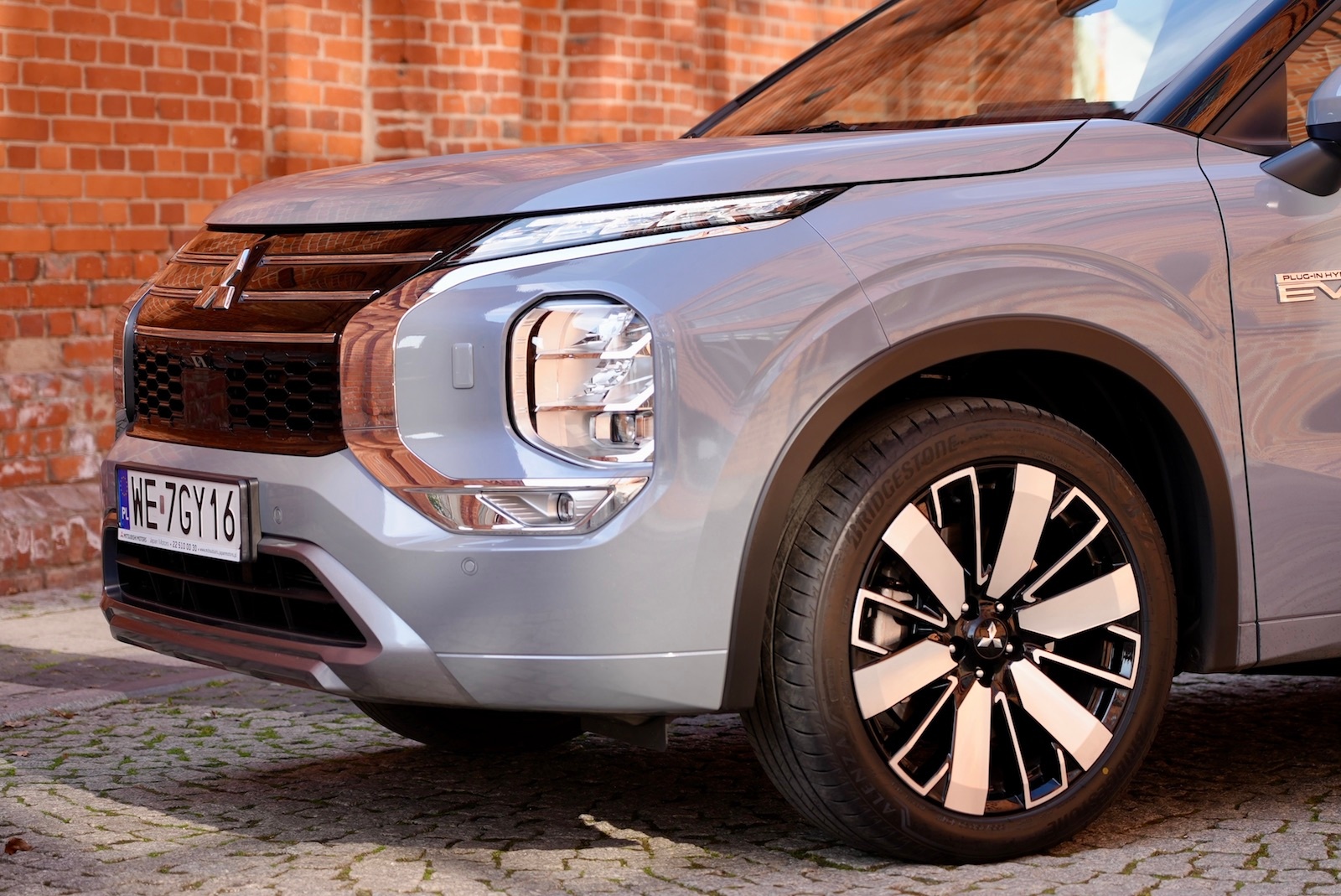Mitsubishi Outlander PHEV 2025 przód detal