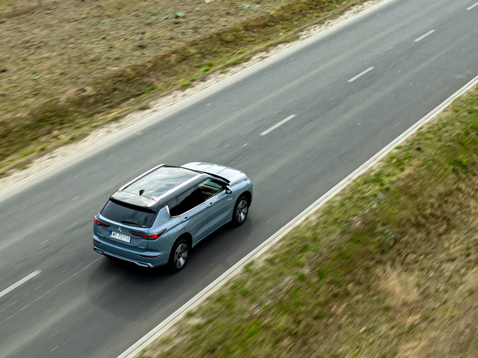 Mitsubishi Outlander PHEV 2025 dynamiczne góra bok tył