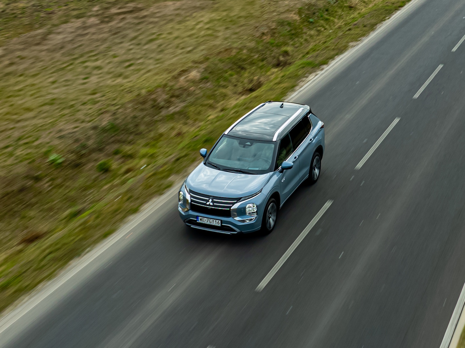 Mitsubishi Outlander PHEV 2025 dynamiczne góra bok przód