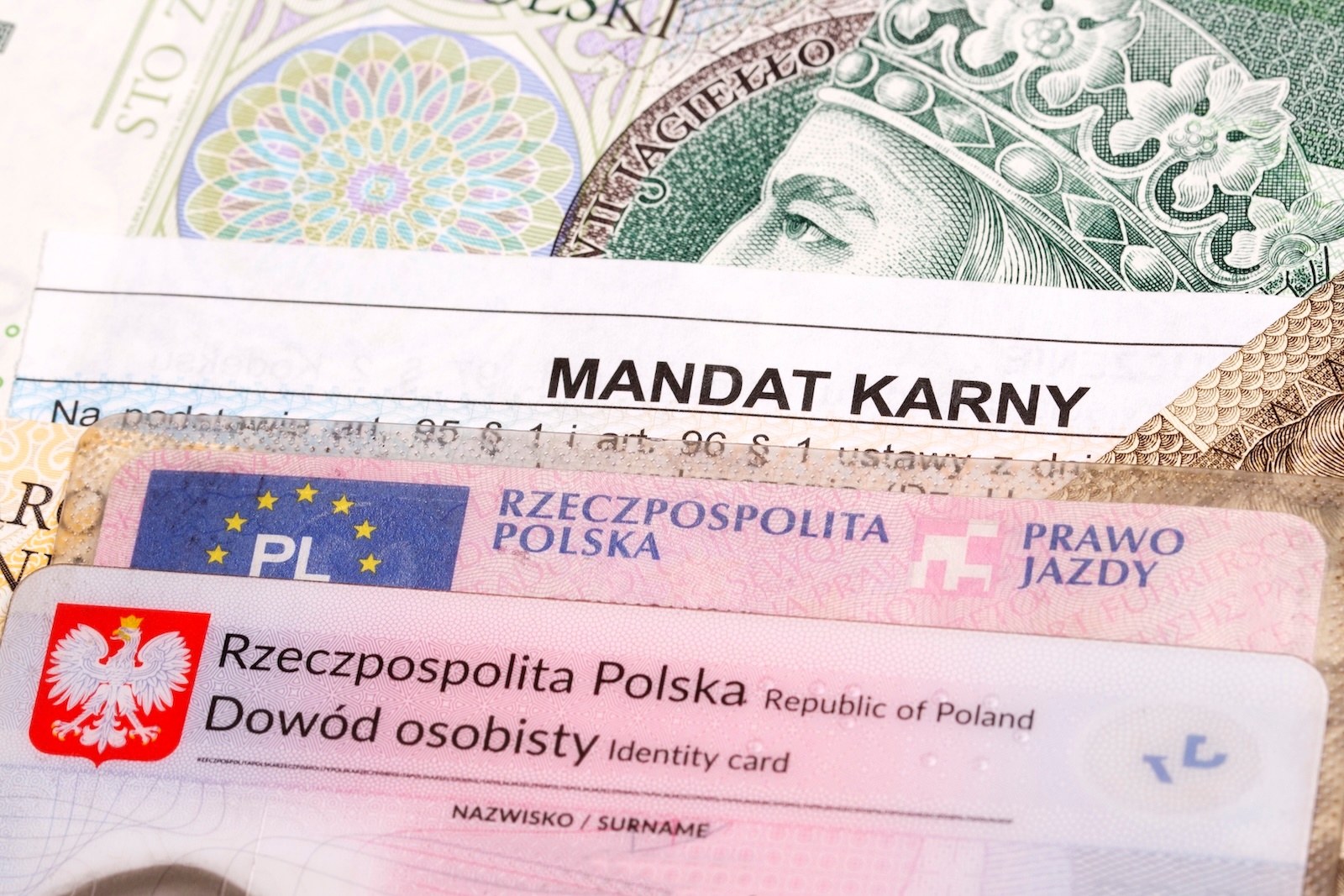 mandat dokumenty prawo jazdy dowód osobisty banknoty kara