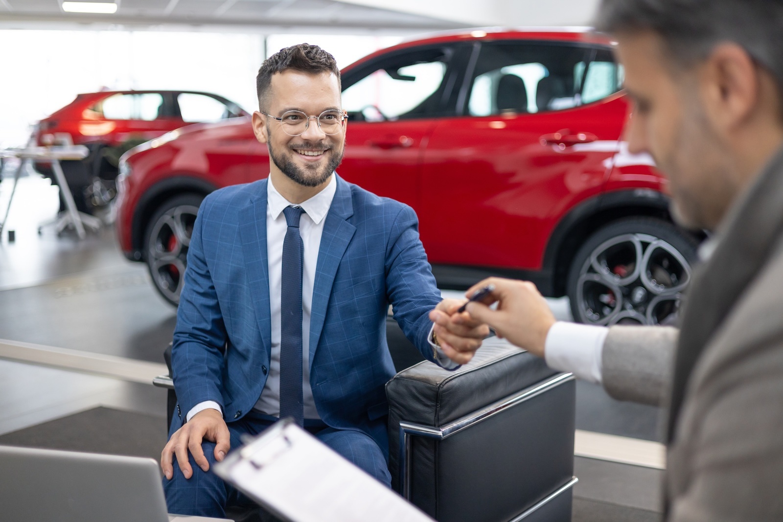 salon samochód sprzedawca klient leasing