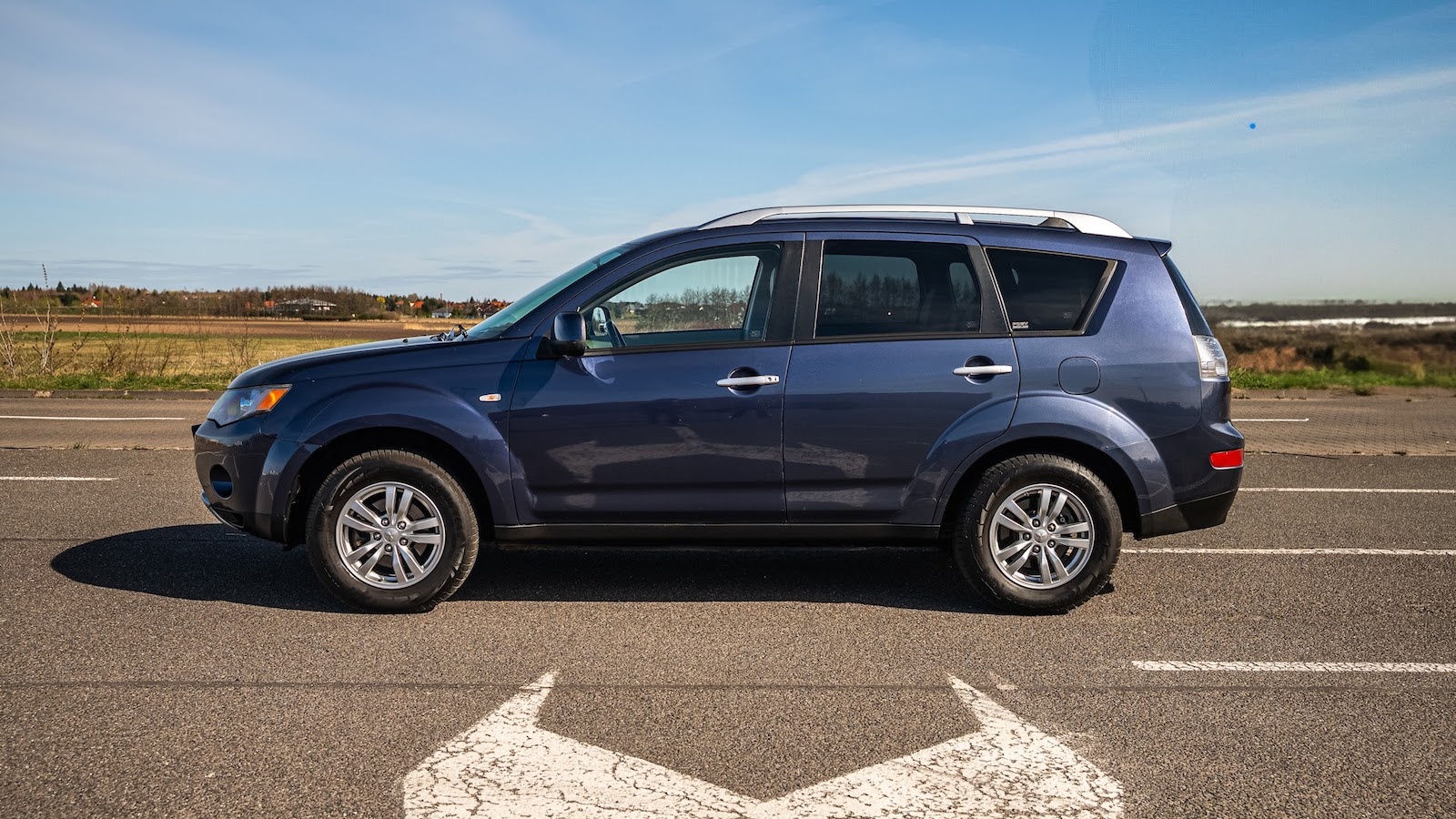 Mitsubishi Outlander II bok