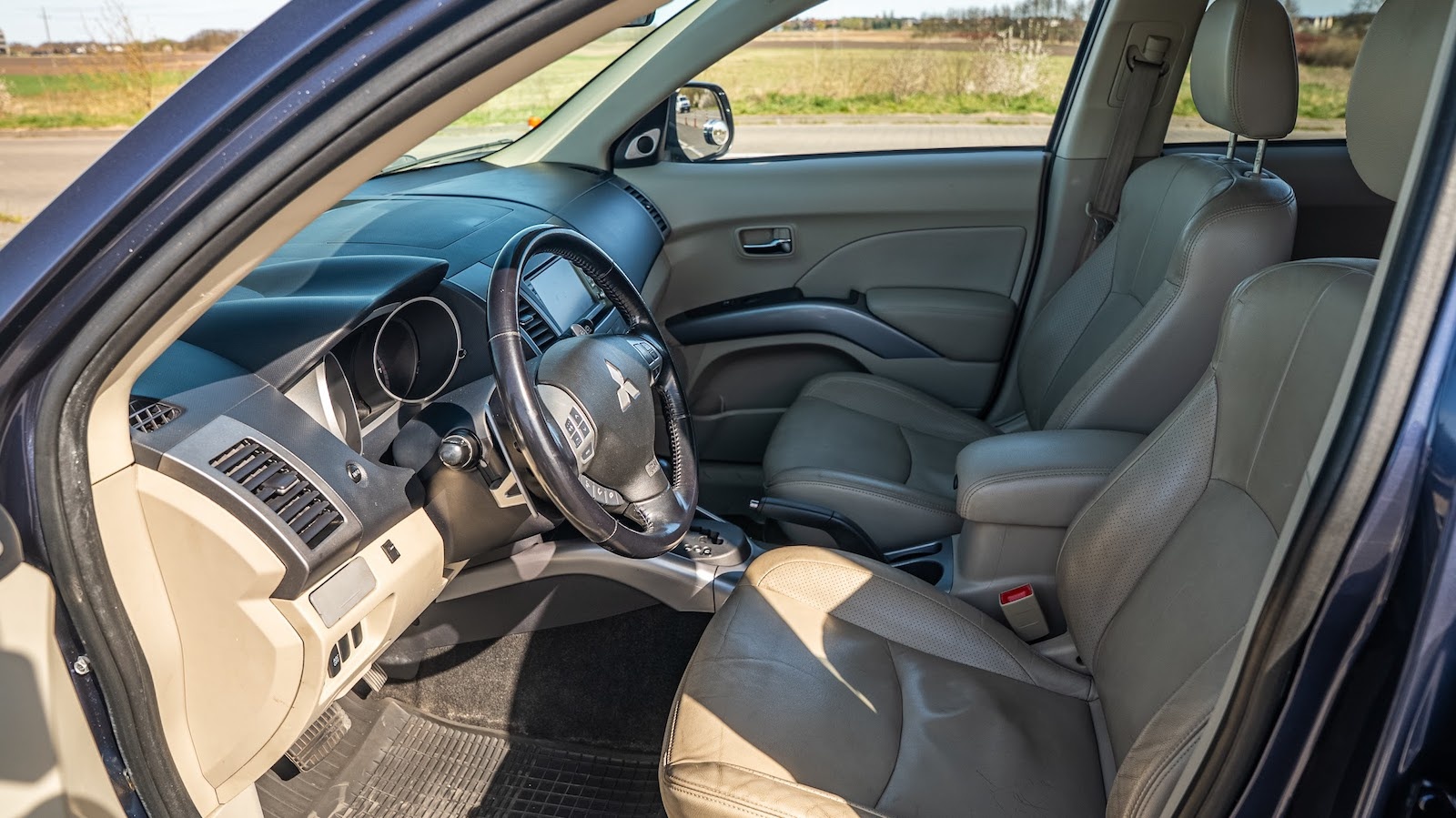 Mitsubishi Outlander II wnętrze
