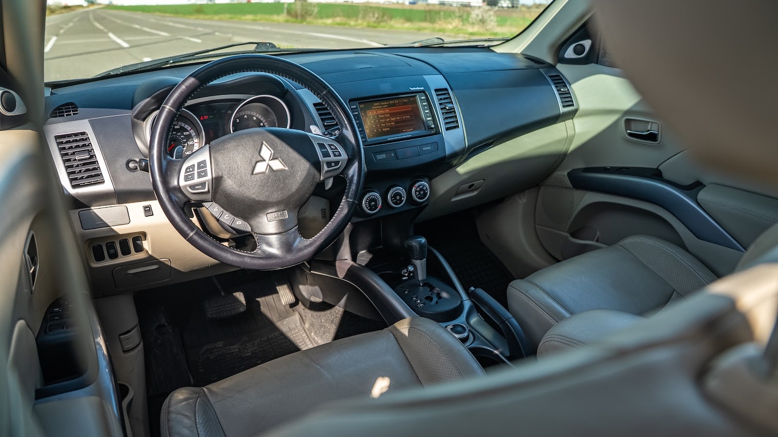 Mitsubishi Outlander II wnętrze
