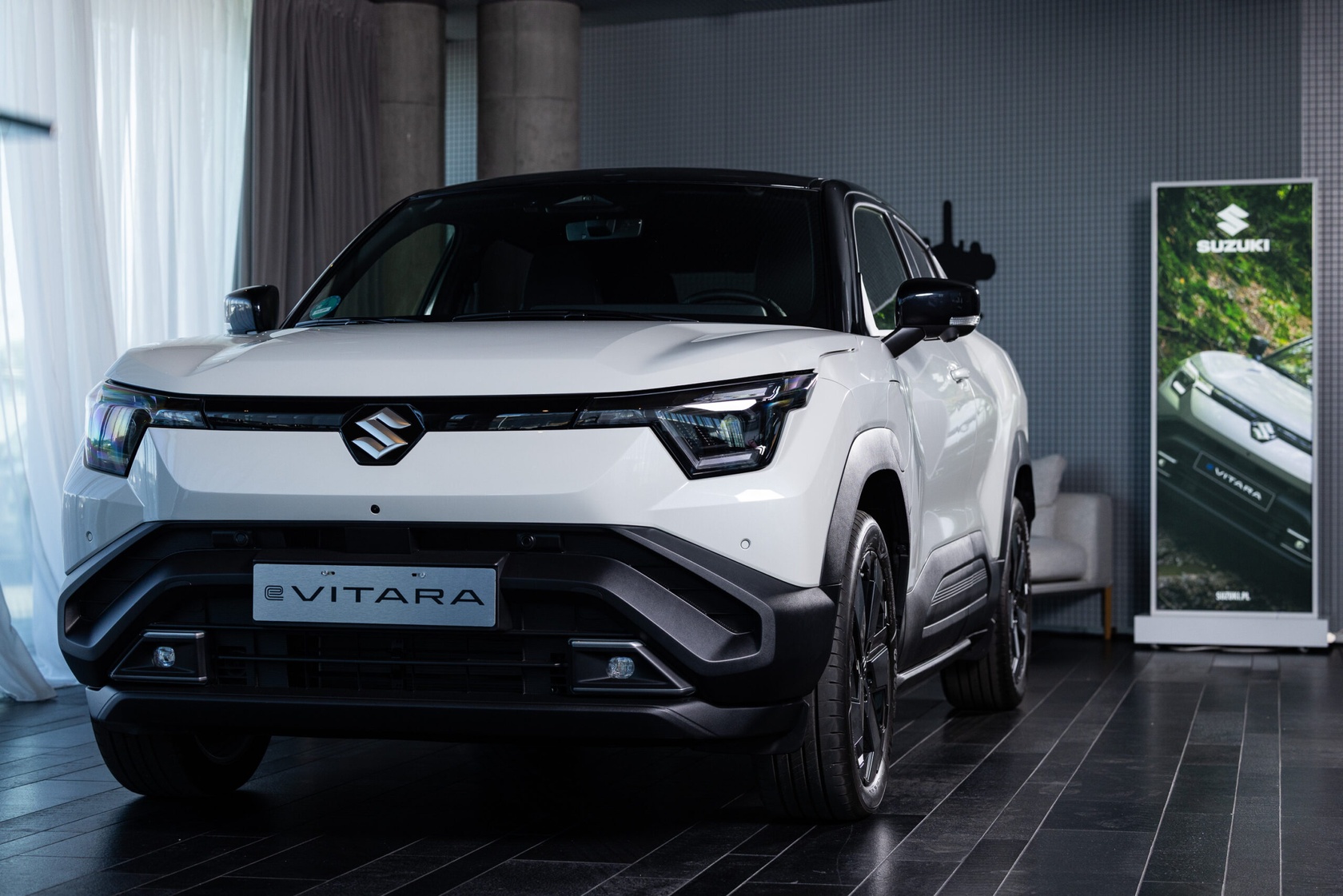 Suzuki e Vitara przód