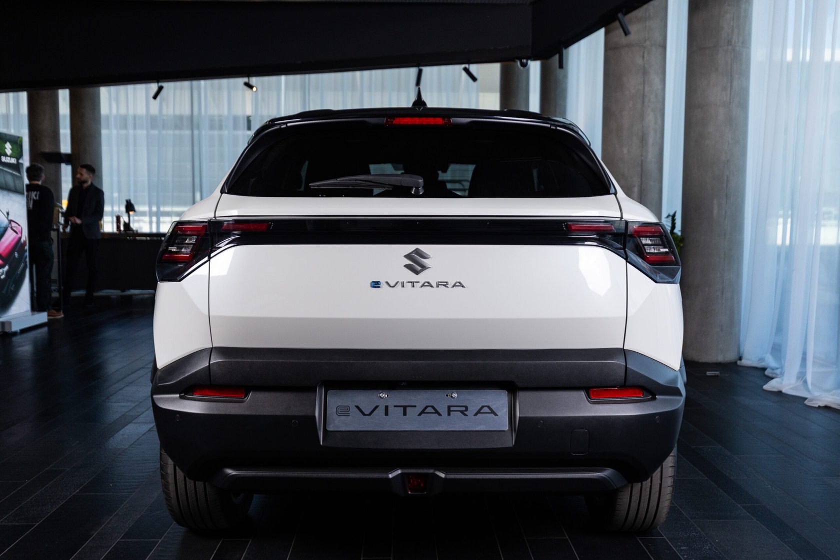 Suzuki e Vitara tył