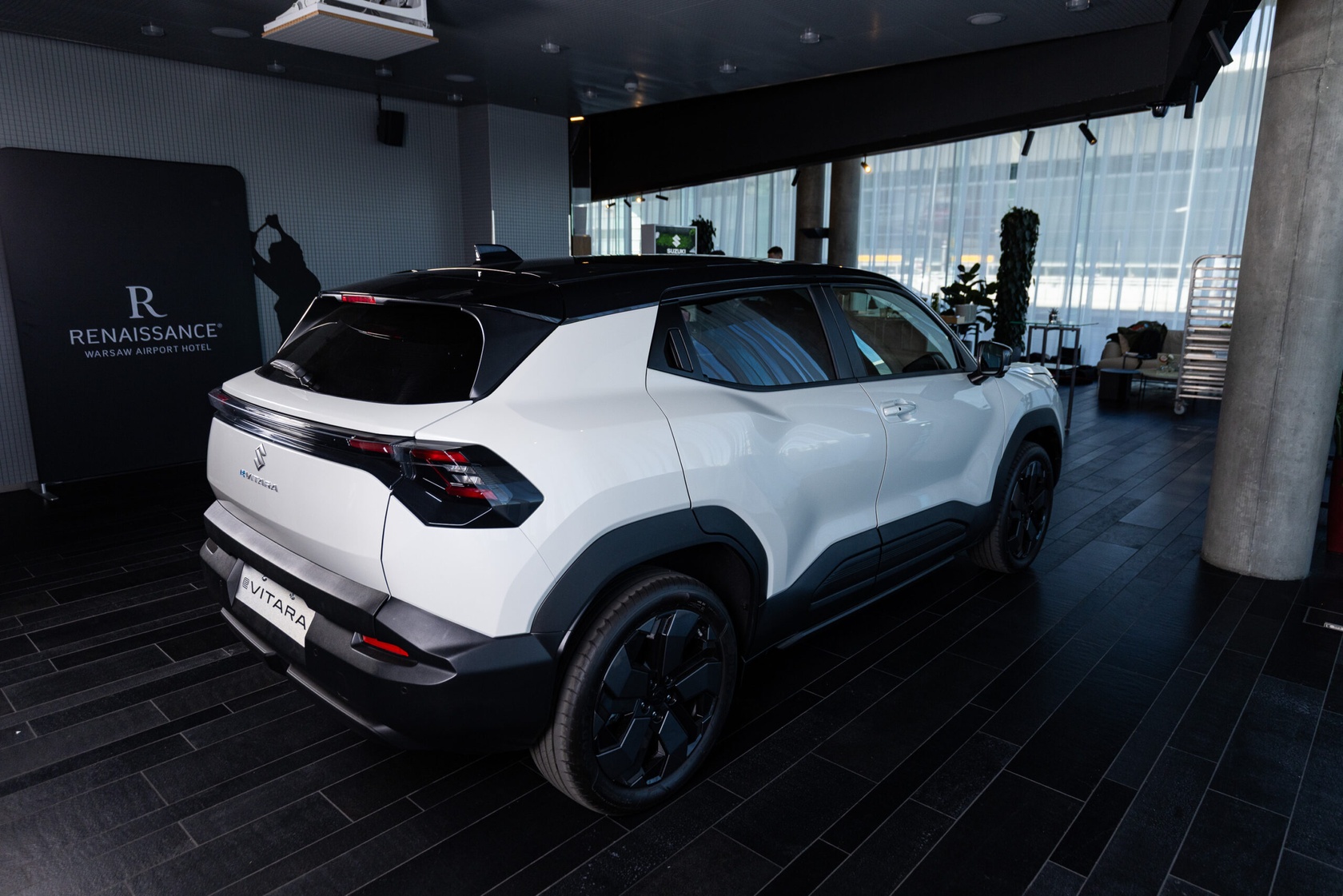Suzuki e Vitara tył bok