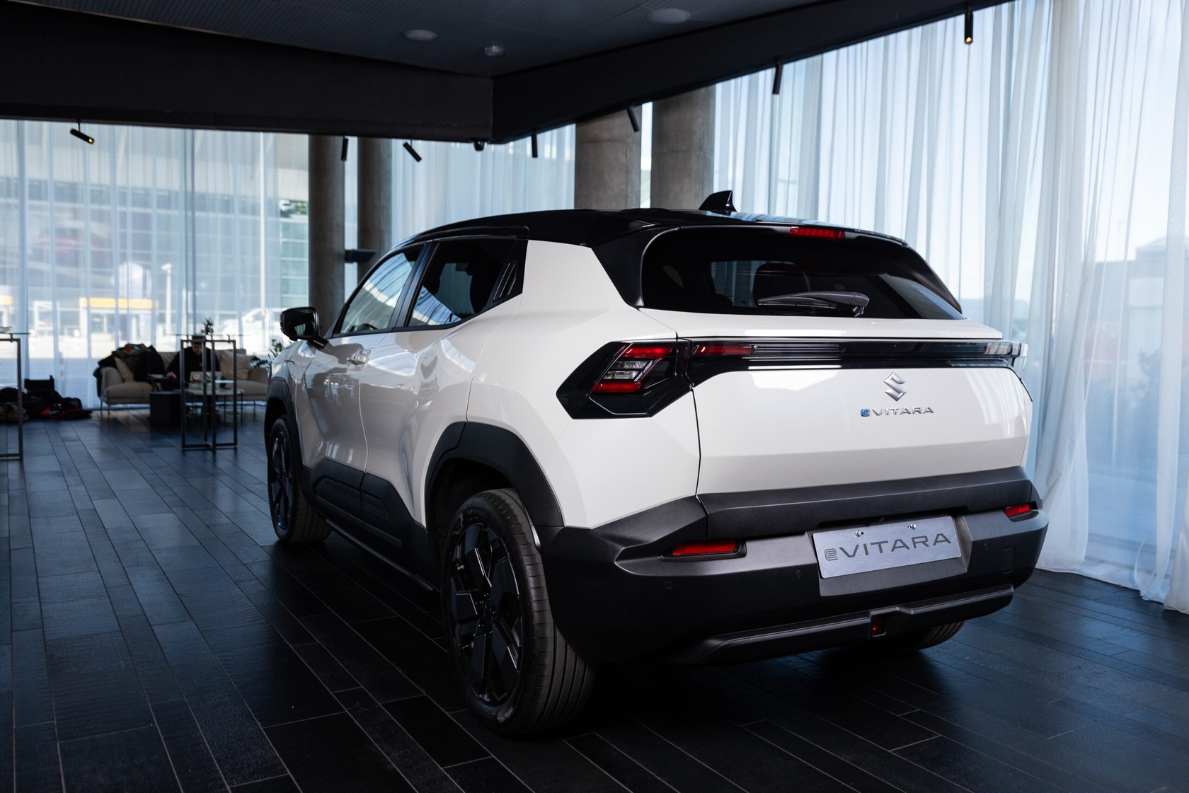 Suzuki e Vitara tył