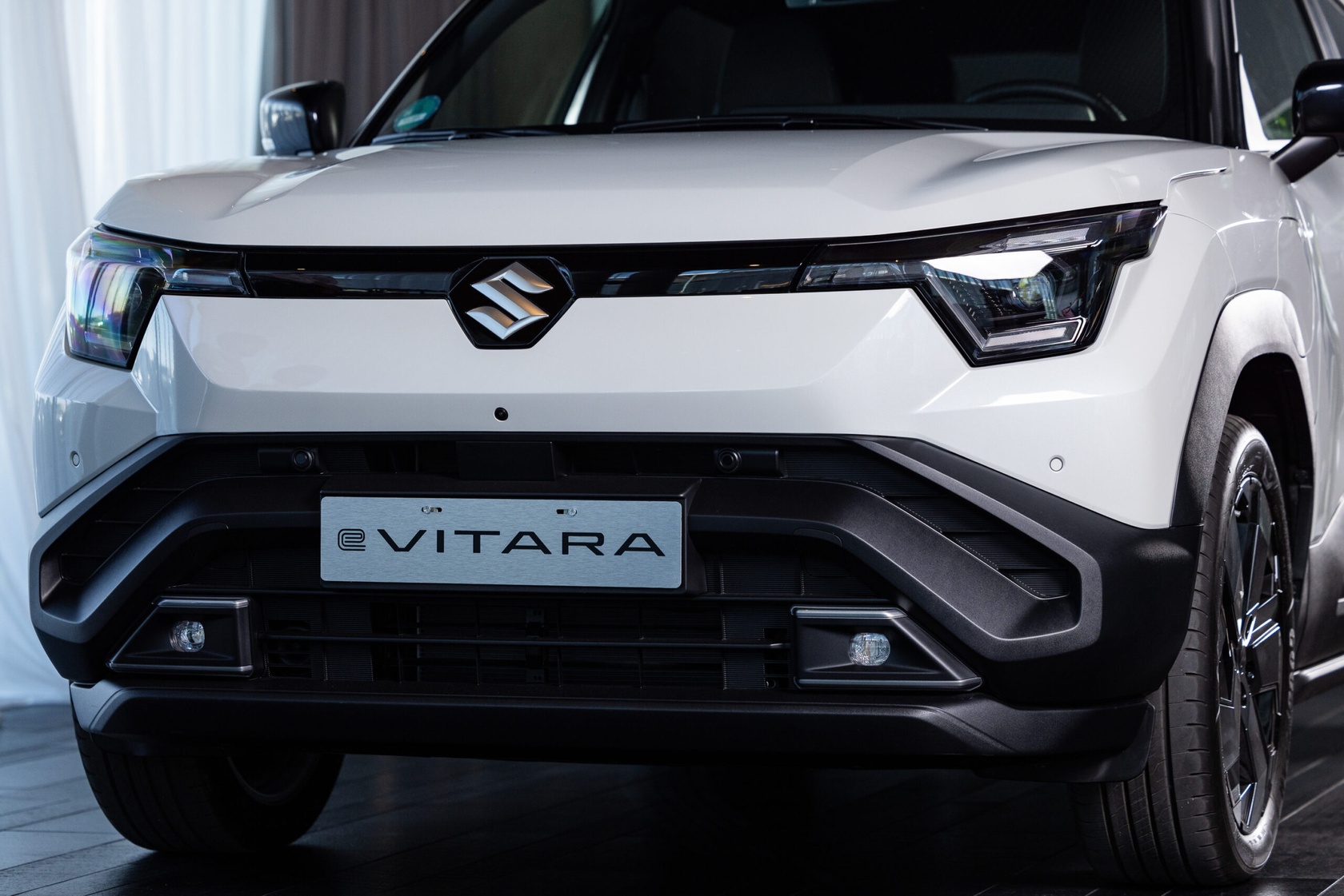 Suzuki e Vitara przód