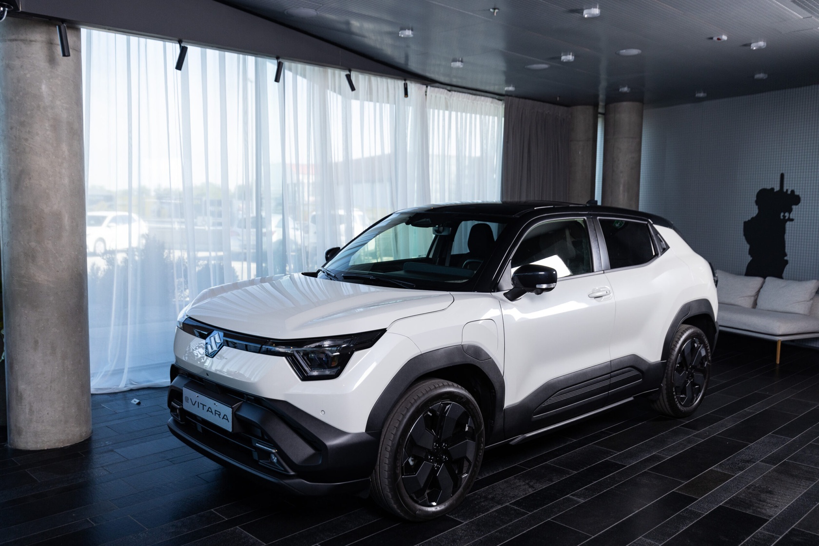 Suzuki e Vitara przód