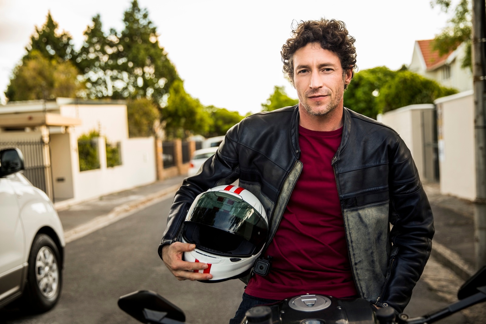 motocyklista postój zdjęty kask