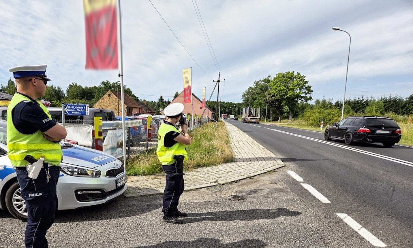 laser miernik policjant