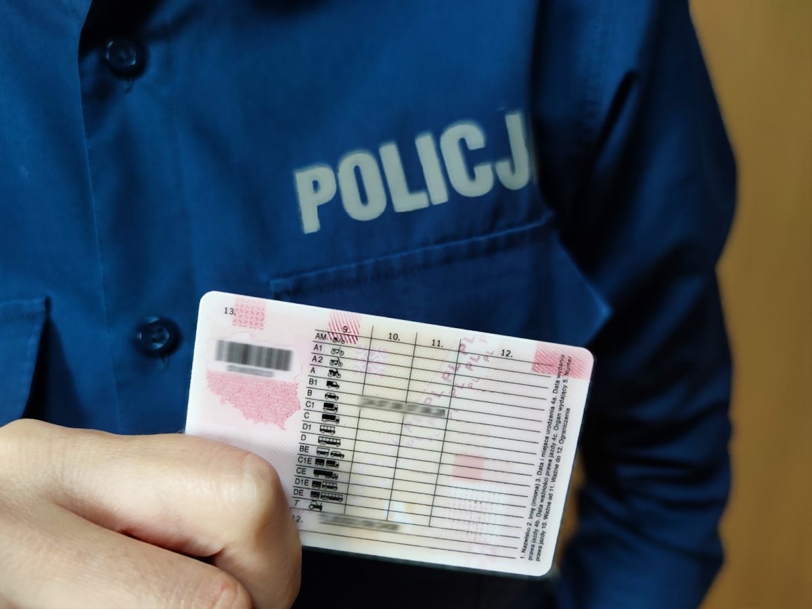 prawo jazdy policjant