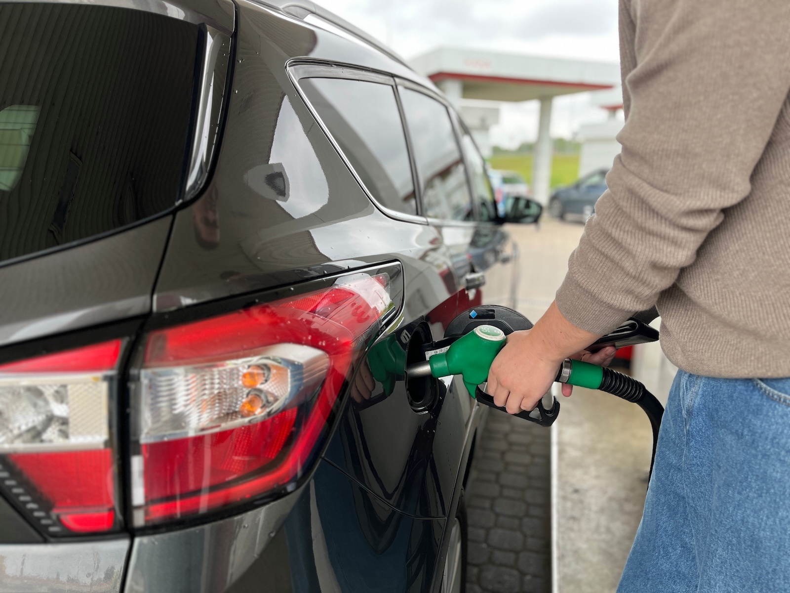 tankowanie paliwo benzyna 95 pistolet