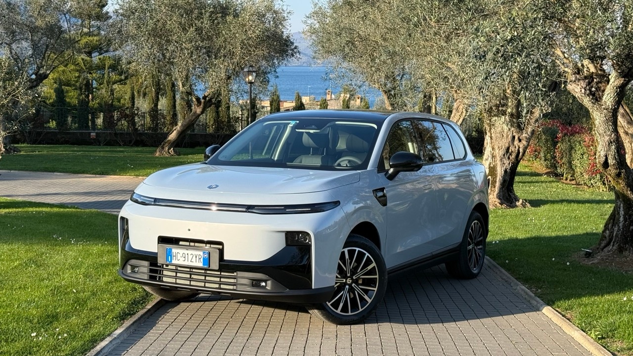 leapmotor b10 hybrid ev