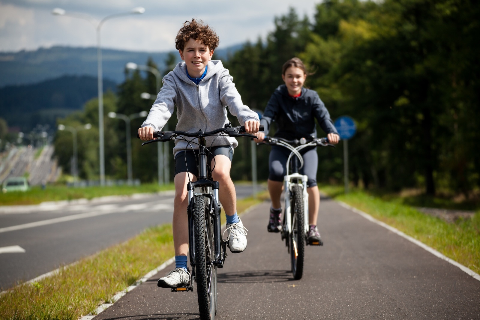 droga rowerowa dzieci na rowerze bez kasku