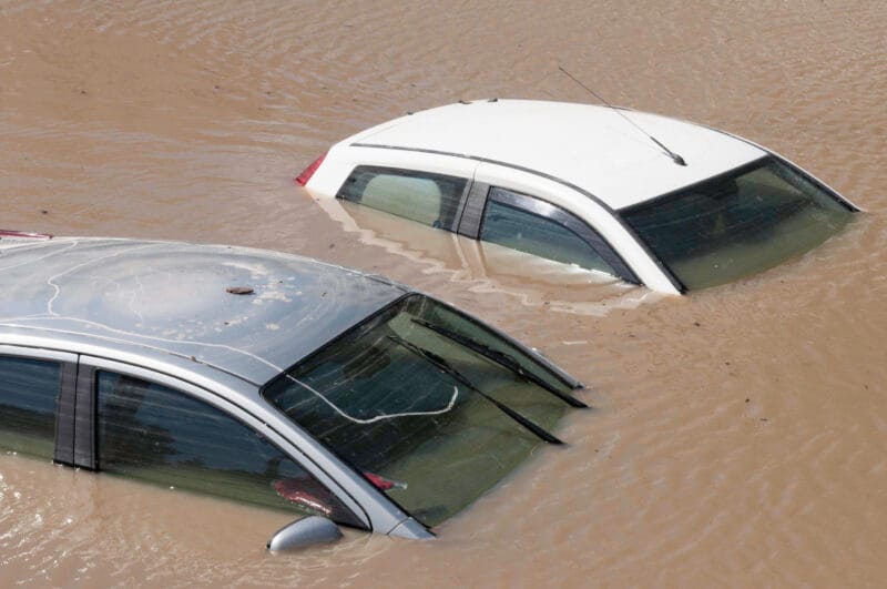 powódź auto woda