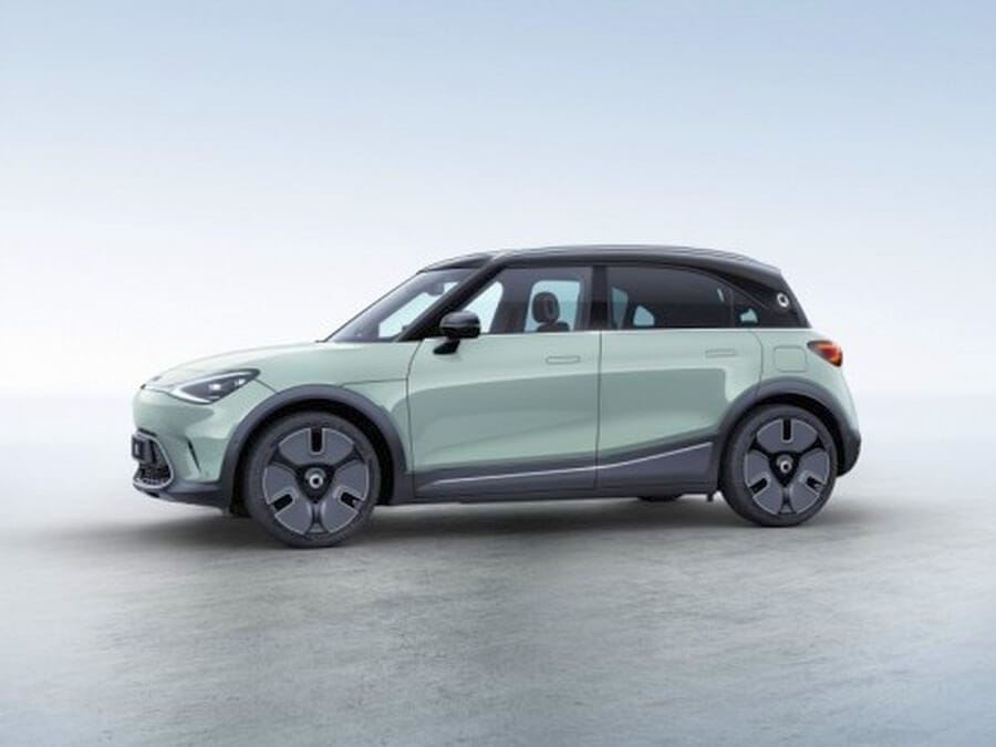 Jasnozielony SUV Smart #1 z czarnymi akcentami stoi na pustej, płaskiej powierzchni.