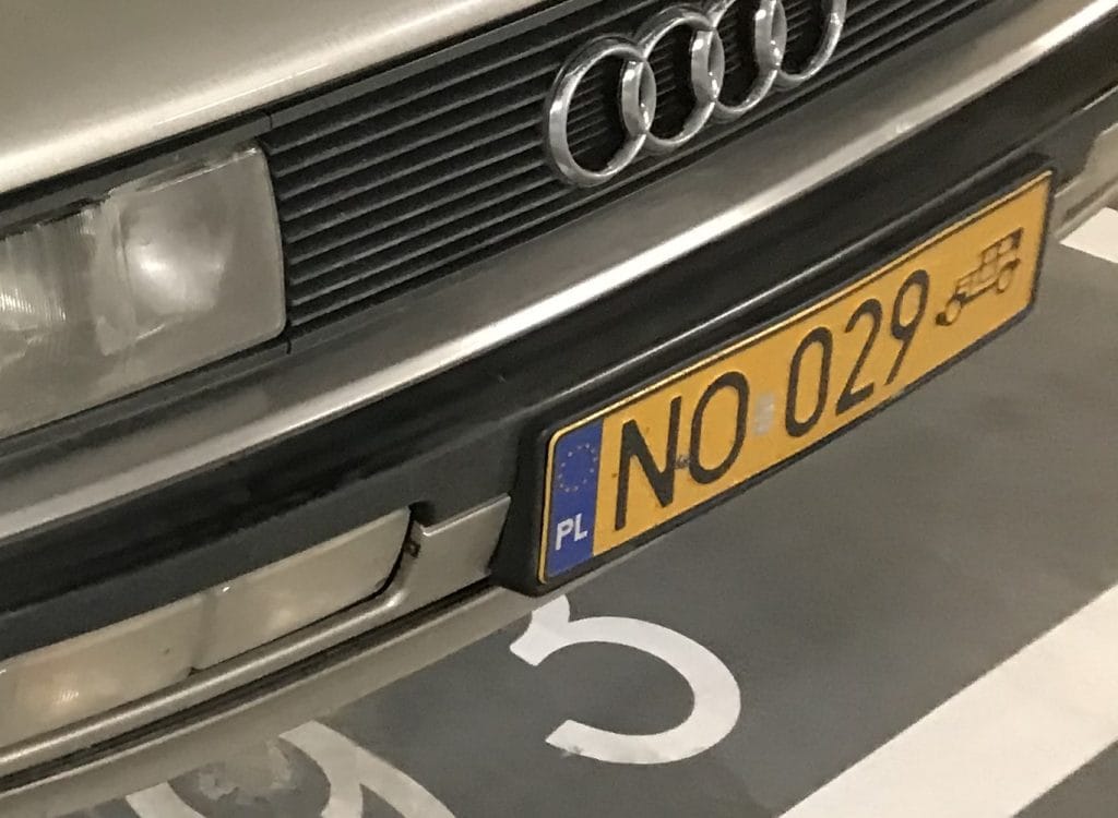 żółte tablice rejestracyjne