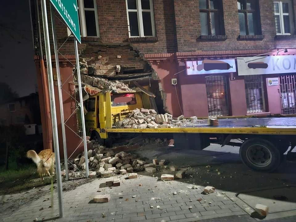 W środku nocy kierujący autolawetą wbił się w kamienicę. Fot. KM PSP Toruń/Facebook