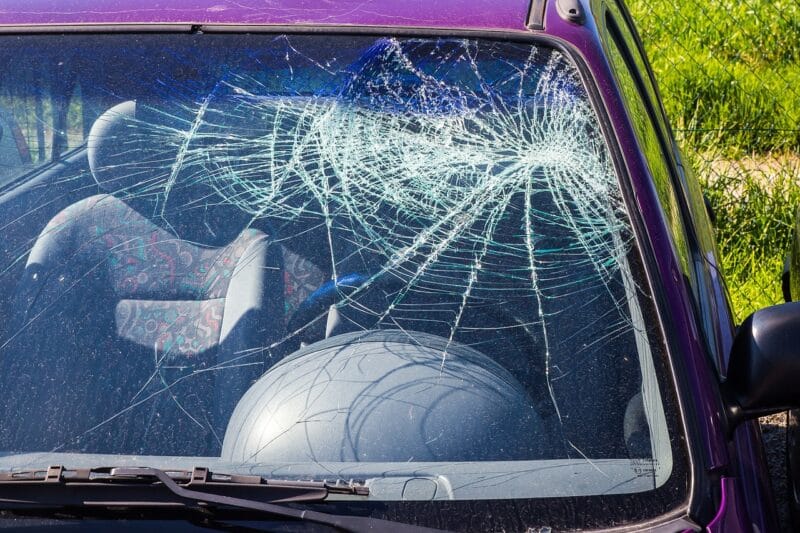 rozbita szyba auto