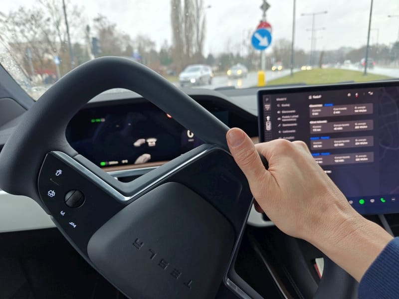2024 Tesla Model X - yoke