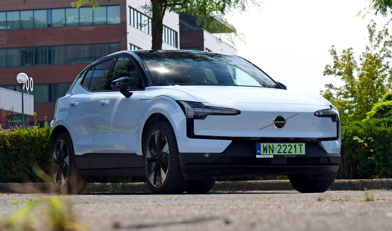 Volvo EX30 prawy przód
