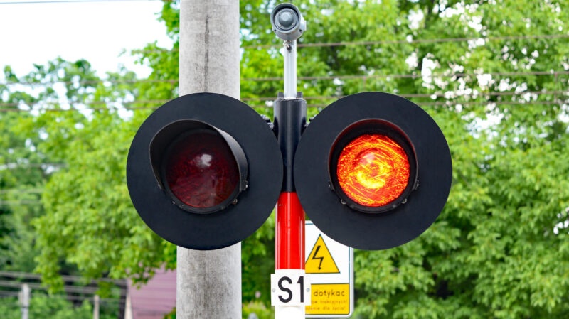 czerwone światło przejazd kolejowy