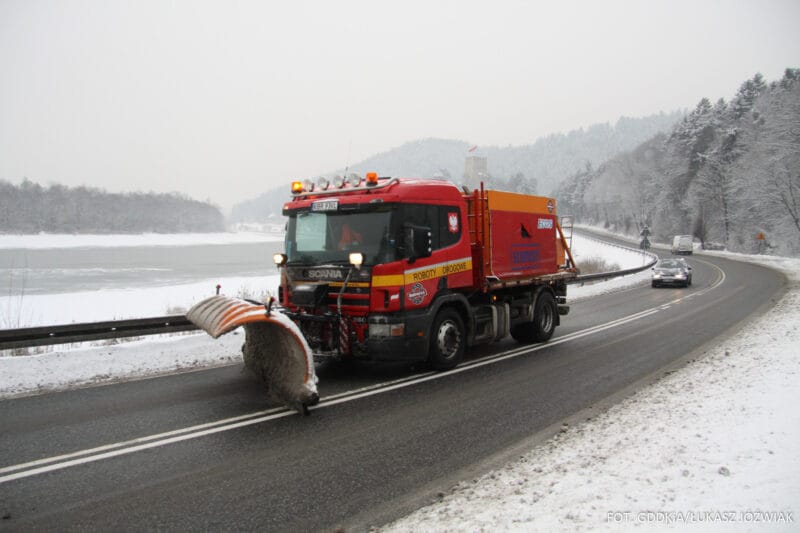 Zimowe utrzymanie DK75, okolice zamku Tropsztyn w woj. małopolska pług